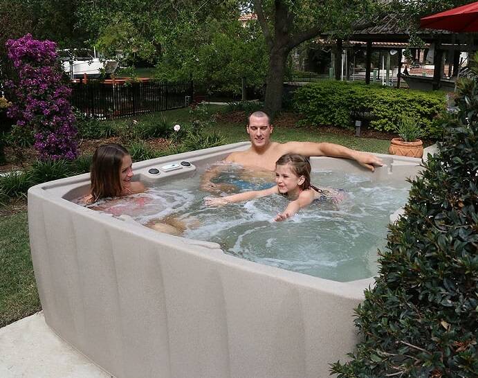 Relax Family Hot Tub